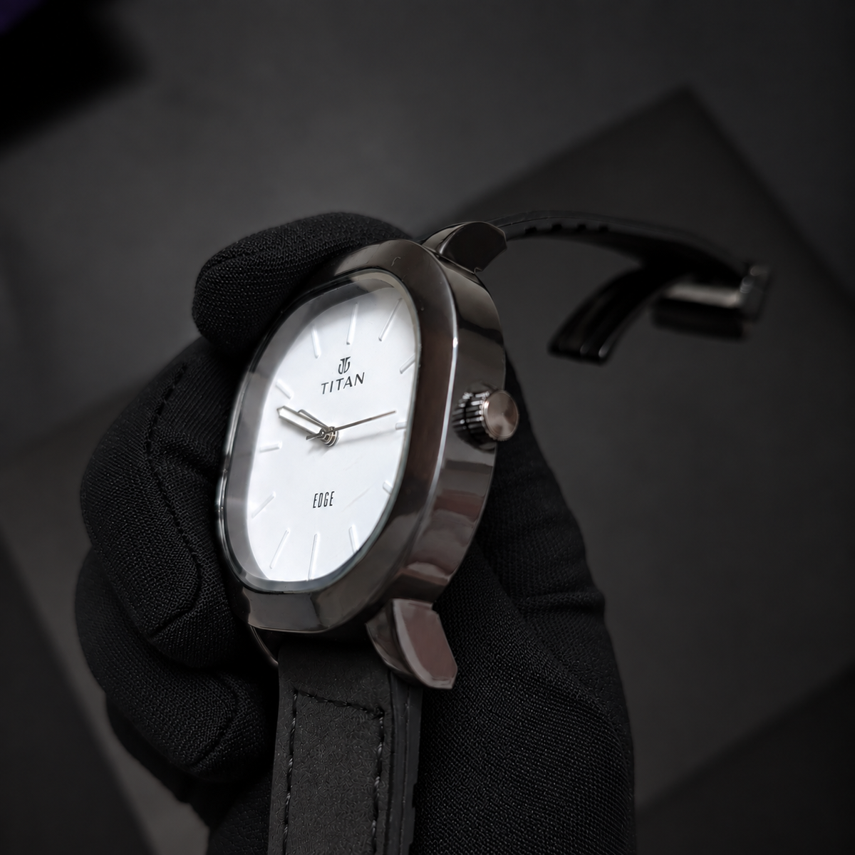 Titan Edge Minimalist Quartz Watch – Black / White