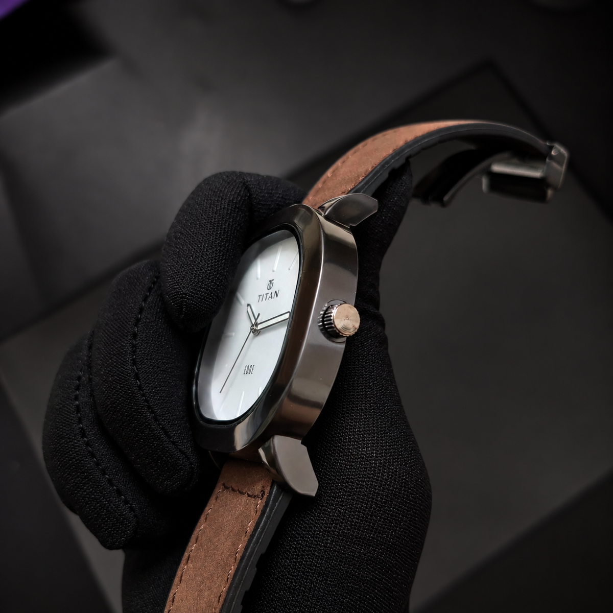 Titan Edge Minimalist Quartz Watch – Chocolate Brown / White
